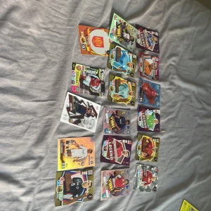 Match Attax fotbollskort - Samling av Match Attax fotbollskort med kända spelare, legender och specialkort. Perfekt för dig som älskar fotboll och vill utöka din samling eller byta med vänner. Färgglada och coola kort som gör varje match och samling roligare!
