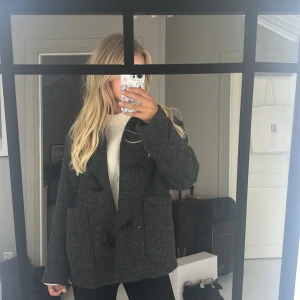 Mörkgrå höstkappa - Säljer en mörkgrå rock med stora fickor och snygga knappar framtill. Den är medelstor och passar perfekt till höstens väder☺️