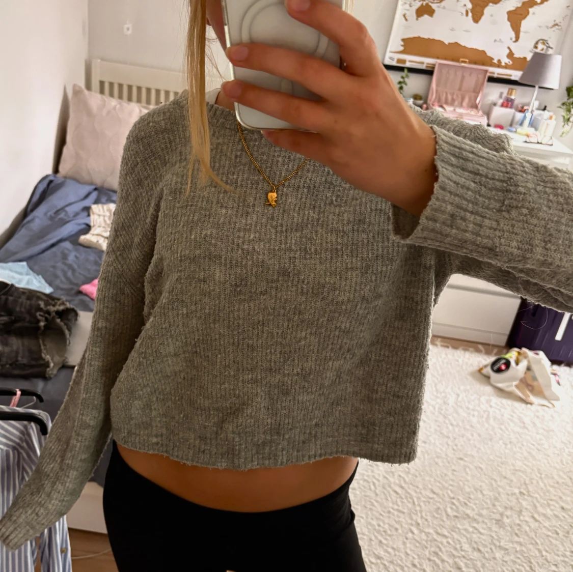 Grå stickad tröja - 1