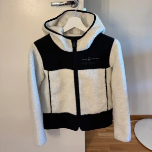 Vit och svart teddyjacka Sail Racing XS - Säljer en snygg teddyjacka från Sail Racing i storlek XS. Tyvärr kommer den inte till användning. Verkar inte finnas längre. Perfekt nu mot hösten.