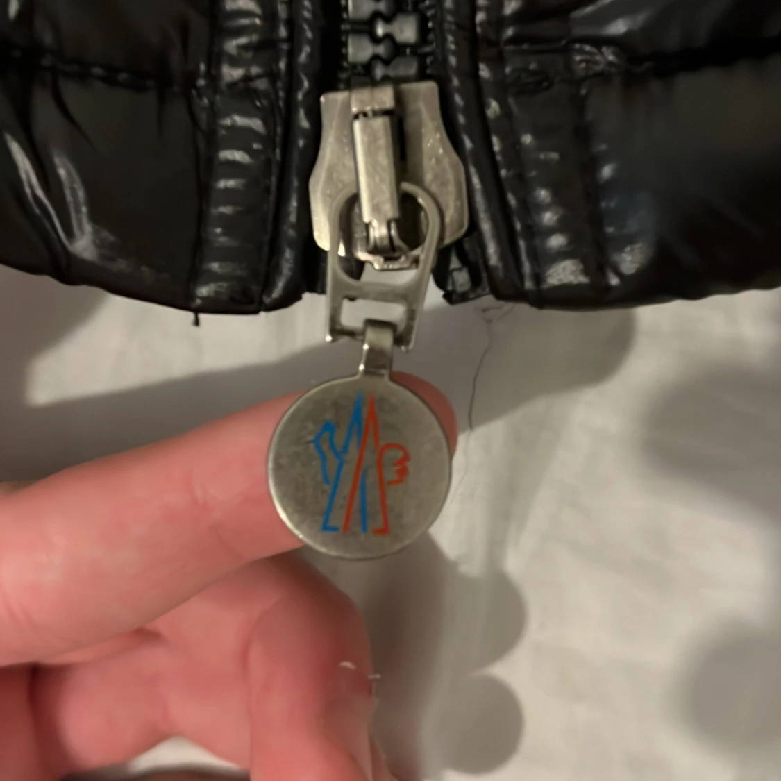 Svart dunväst från Moncler med huva - 1