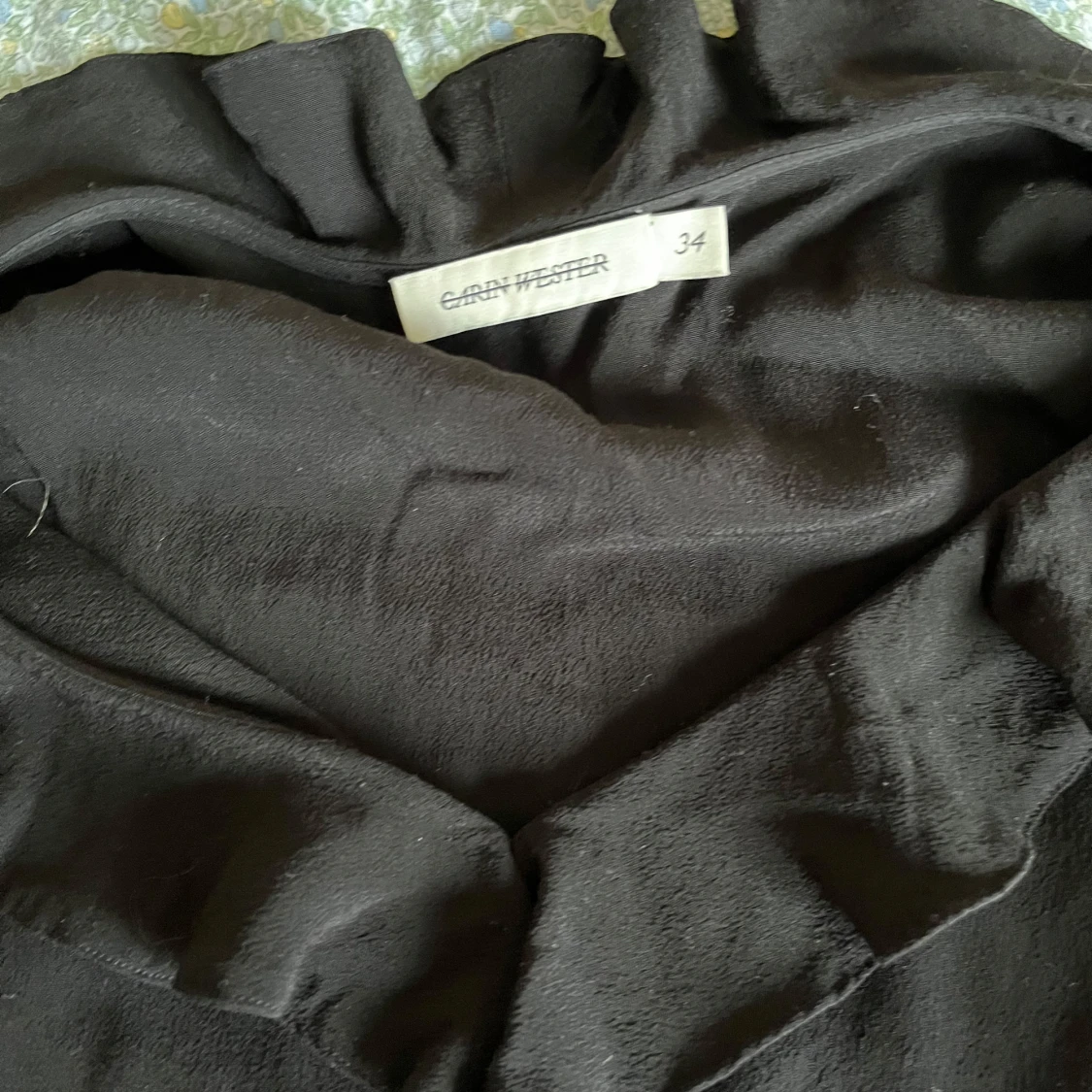 Svart blus med volang från Carin Wester - 1