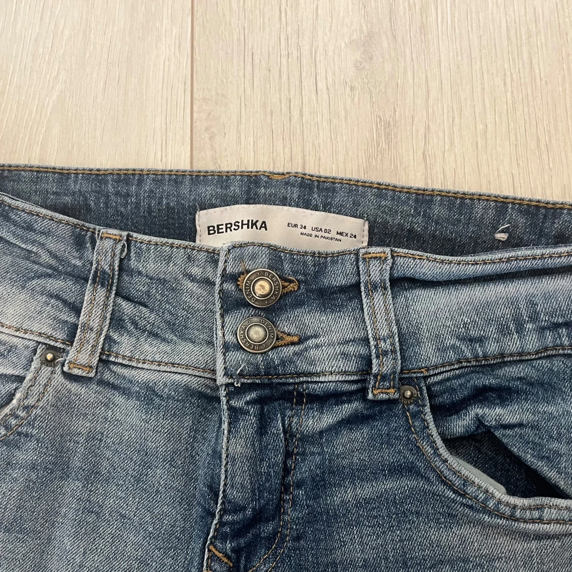 Lågmidjade bootcut jeans från Bershka  - 3