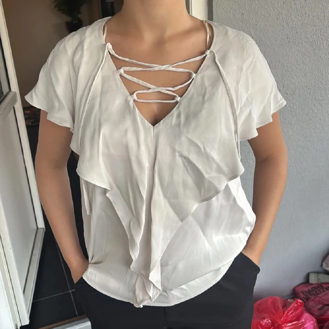 Vit blus med snörning och volanger