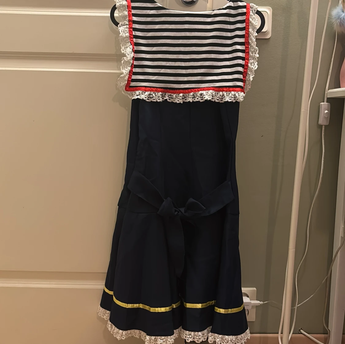 Marinblå kortklänning med ränder och spets - 2