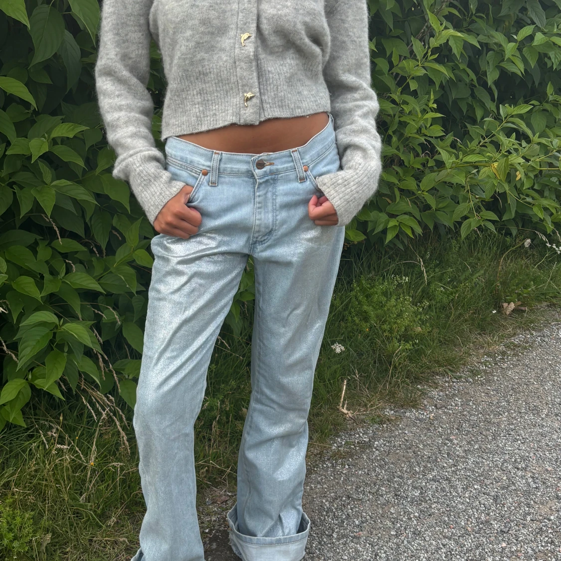 Silvriga bootcut jeans från Wrangler - 2