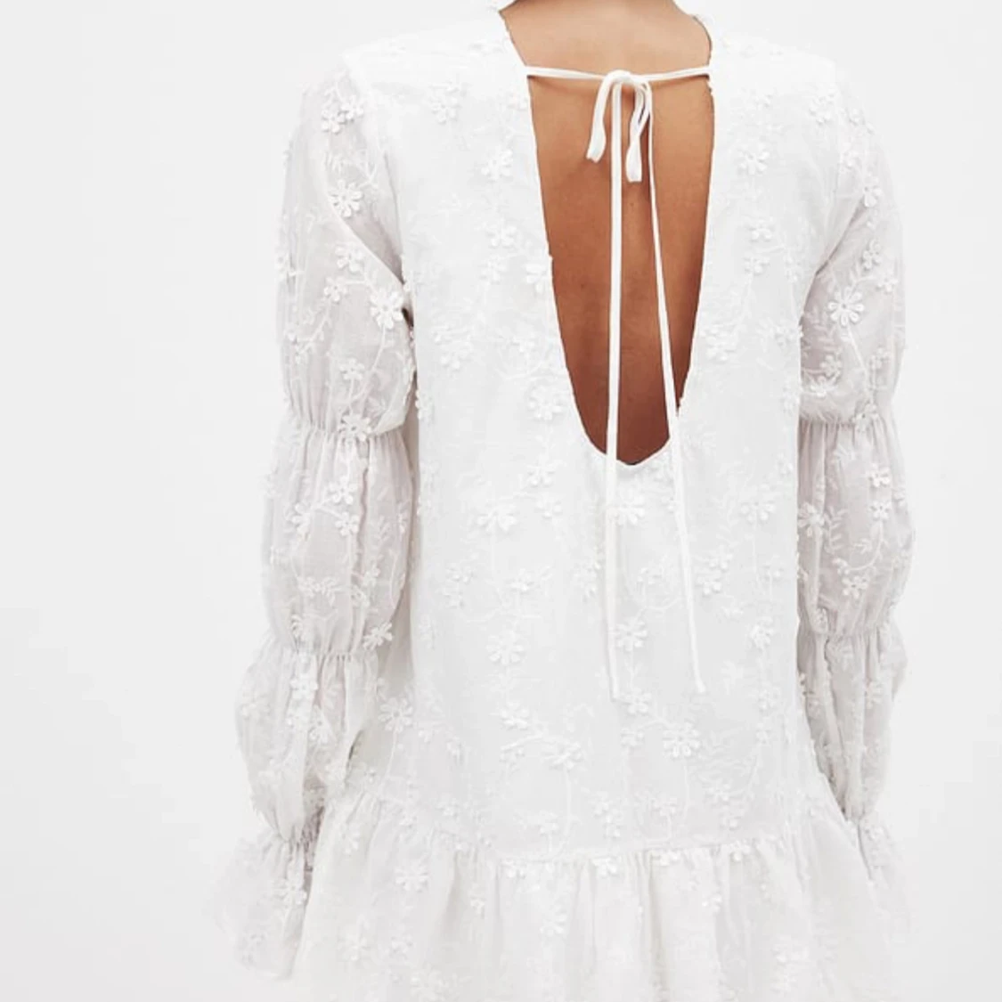 Vit kort klänning med broderade blommor - 1