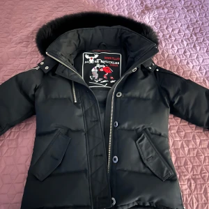 Svart dunjacka från Moose Knuckles - Håll dig varm i vinter med med den q snygga jacka från moose knuckles. Missa inte chansen att äga denna kvalitetsjackn som kombinerar funktion och mode! Perfekt för både vardagsbruk och äventyr i snön☃️