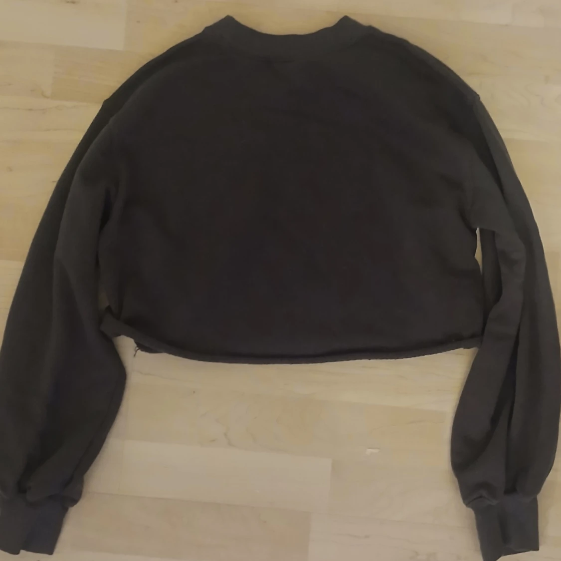 Mörkgrå croppad hoodie  - 2