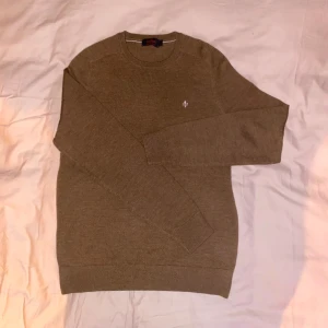 Brun merinoulltröja från Morris - Säljer en stilren brun stickad tröja från Morris i 100% merinoull. Köpte tröjan helt ny i affär för typ ett år sedan. Köptes för 1500 och har använts max 5 gånger. Finns inte en fläck eller skada på tröjan. Hade den bara på under lite finare tillfällen så växte tyvär ur den fasta att den använts så sällan.