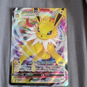 Pokémon VMAX Specialkort: Jolteon VMAX & Shadow Rider Calyrex VMAX - Två glittrande Pokémon VMAX-kort: Jolteon VMAX och Shadow Rider Calyrex VMAX! Perfekt för dig som älskar samlarkort, coola illustrationer och att spela Pokémon TCG. Korten har unika attacker och färgstark design som gör din samling extra episk. De kostar ca 3000 nya