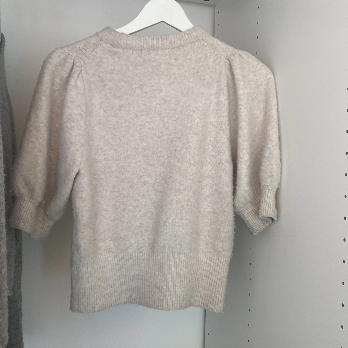Beige stickad tröja från H&M