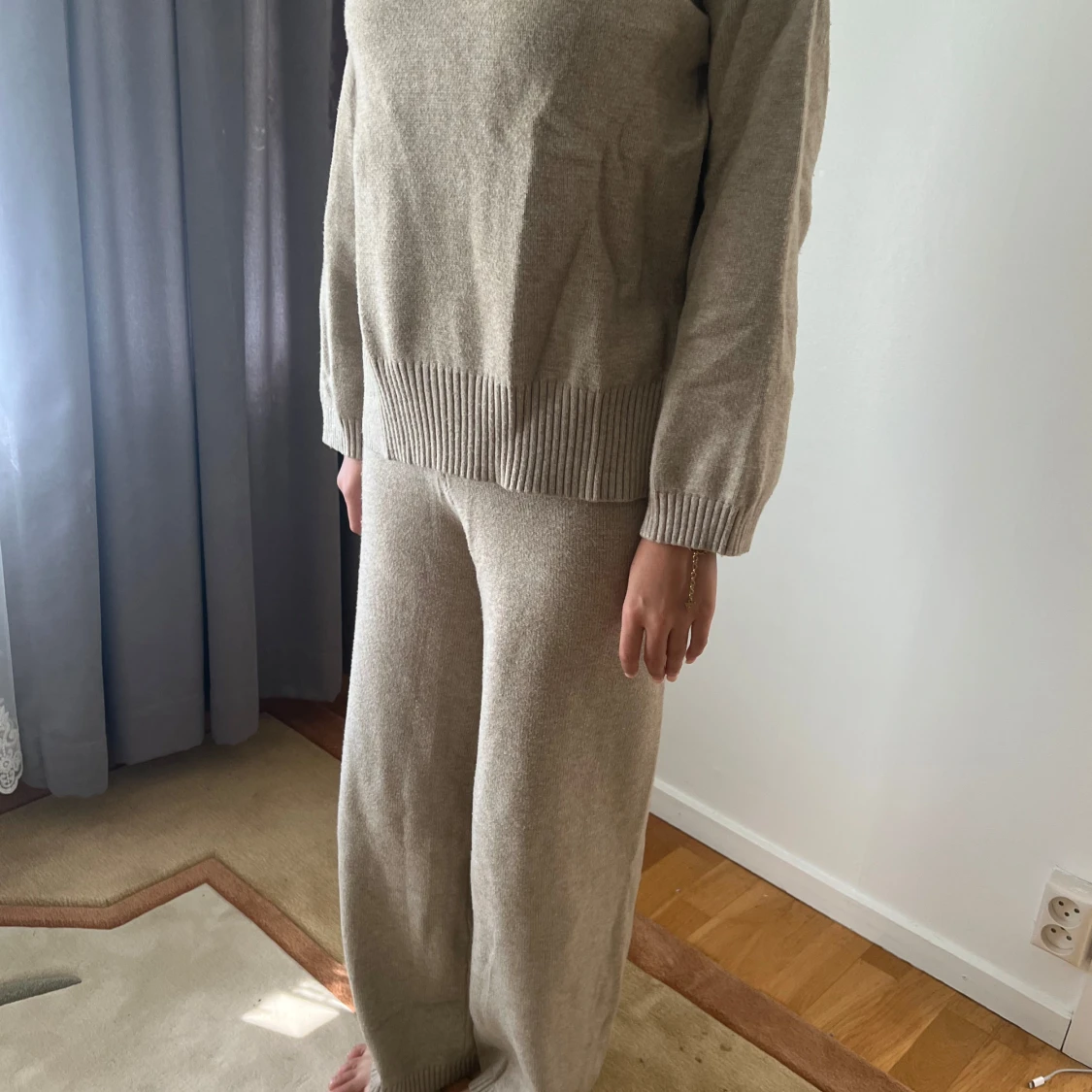 Beige stickad tröja med ribbad kant