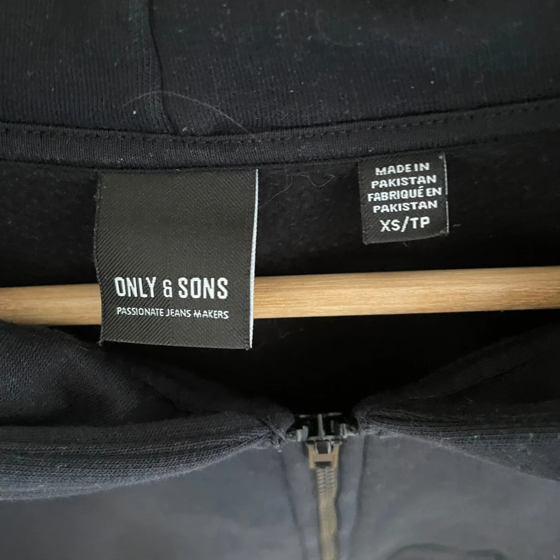 Svart hoodie med dragkedja - 2