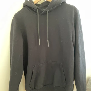 Svart hoodie - Säljer en svart hoodie riktigt bra skick knappt använd, med snören. Storlek xs