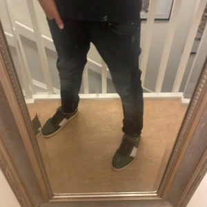 Valentino flycrew - Säljer mina valentino flycrew. Jag skulle säga att skicket är 7-10 det finns tecken på slitage. Och skorna är lite smått trasiga under sulan på den vänstra skon är det 6/11 nitar kvar och på den högra är det 8/11 nitar kvar priset ligger på 1800 men är diskuterbart. Storleken är 44 men passar även 45 om du har några frågor eller funderingar är det bara att höra av sig😁