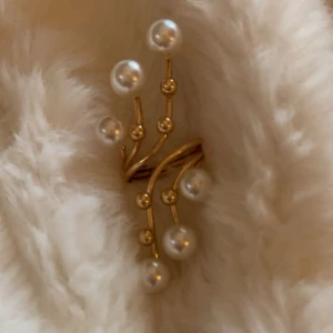 Guldig statement ring med pärlor - Jätte cool och snygg guld ring med pärlor, perfekt till en mer basic outfit för att göra den coolare. Köpt här på plick men aldrig fått andvändning för den💕