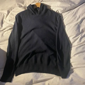 Mörkblå Kashmir/Ull hoodie från Oscar Jacobson - Mörkblå stickad hoodie från Oscar Jacobson • Tröjans kashmir o Ull gör att den är väldigt skön o soft • Hoodien har inga defekter men den är använd, jag kommer givetvis ta bort allt nopper innan jag skickar den • PRIS EJ HUGGET I STEN