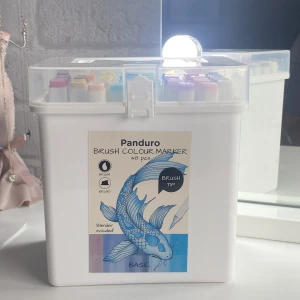 Pennor - 43 st pennor från panduro. Är 48 från början så saknas alltså 5 st. Ord pris ligger på 649kr. Har testat så de som finns här funkar. Vissa pennor och burken kan ha någon defekt på sig, som t.ex. bild nr 4 ser man att det är ett sträck på utsidan av pennan, dock inget som påverkar funktionen.