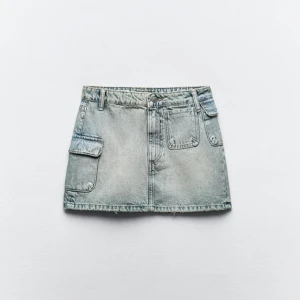 Jeanskjol  -  Säljer denna snygga jeanskjol från Zara i storlek M. Aldrig använd och i jättefint skick. Säljs då den inte kommer till användning. 🩷