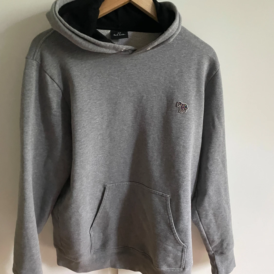 Grå hoodie från Paul Smith med broderi - 1