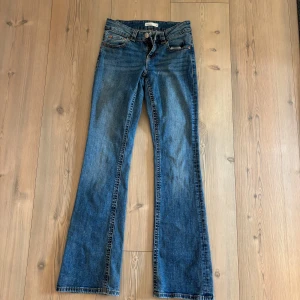 Blåa jeans från Gina tricot  - Säljer då dom blivit försmå - nästan aldrig använda och i mycket bra skick - fina fickor där bak 