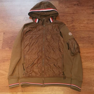 En grön jacka  - En skön grön jacka, det står S men sitter som M