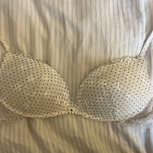 Prickig push up BH intimissimi - Supersöt prickig push up BH med broderade blommor och fina detaljer. Tror modellen Gioia