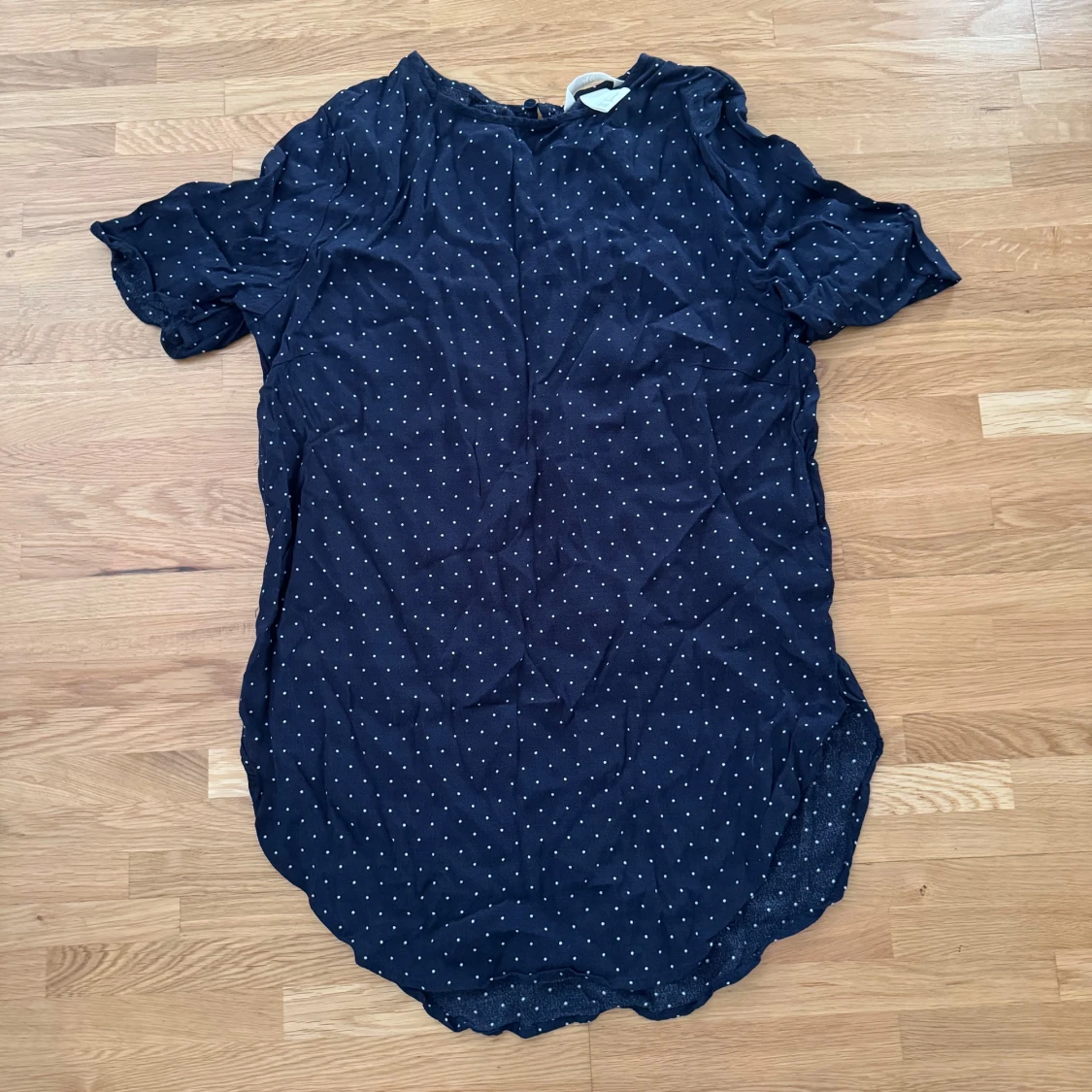 Mörkblå prickig kortklänning strl 34 - 1