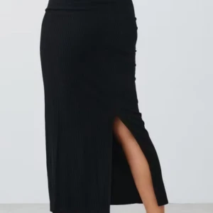 Svart ribbad långkjol med slits -  svart långkjol från Gina Tricot i storlek s, som ny( lånad bild) ❤️