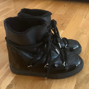 Svarta moon boots med snörning - Inuikis som är i super skick! Säljer då jag vill ha den bruna modellen. Vid frågor skriv💕