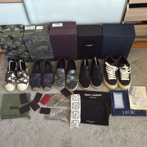 Designer sneakers och slip-ons mix - Samling med sneakers och slip-ons från Valentino Garavani, Saint Laurent och Dior.  Skriv vilket eller vilka par ni är Interiserade av så säger jag pris och ger er flera bilder, om du vill köpa fler en ett par skor så får du rabbat, allt är rikigt 