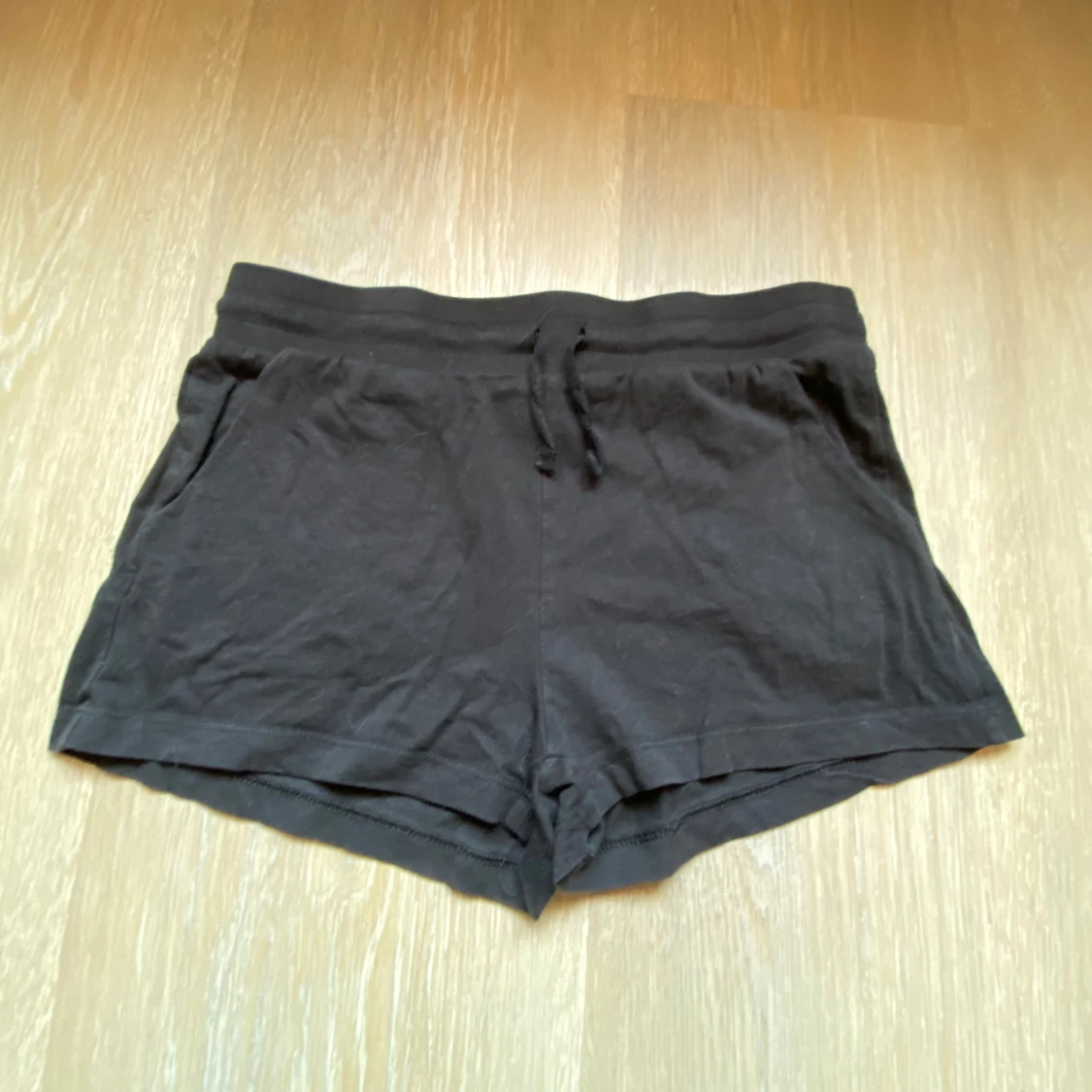 Svarta shorts med snörning