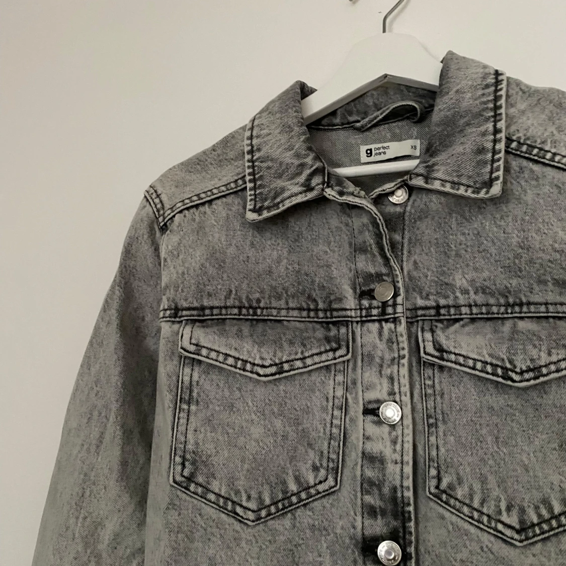 Grå jeansjacka från Gina Tricot XS - 4