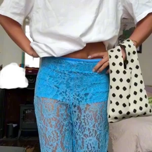 Blå spetsbyxor Mango - Säljer ett par sjukt snygga blå spetsbyxor från Mango i storlek 38. Byxorna är transparenta med blommigt spetsmönster och har en rak, loose passform med midwaist. Helt oanvända med prislapp kvar!