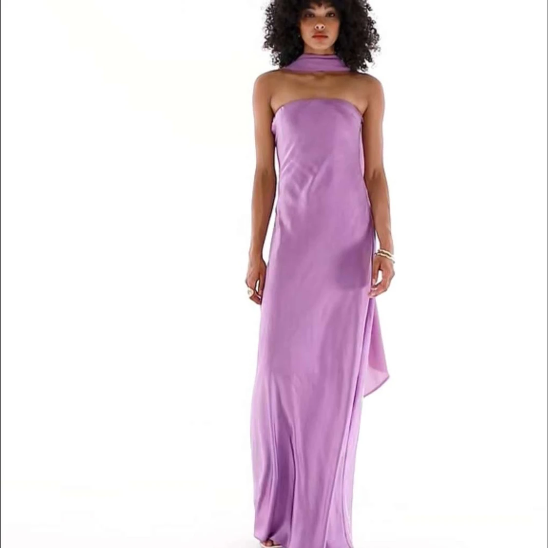 halterneckklänning i satin