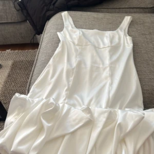 Vit satin klänning med volang - Aldrig använd