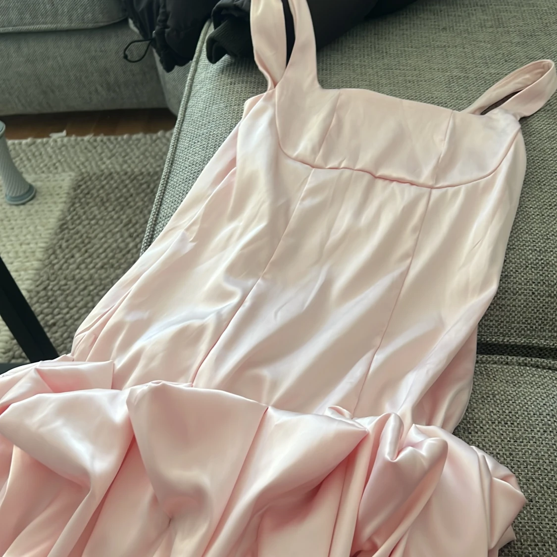 Ljusrosa satin klänning med volang