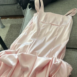 Ljusrosa satin klänning med volang - Aldrig använd, 