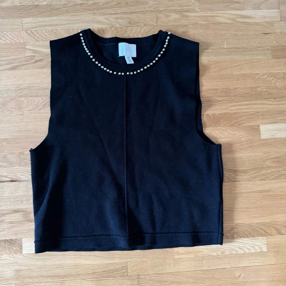 Svart ärmlös topp med pärlor H&M - 1