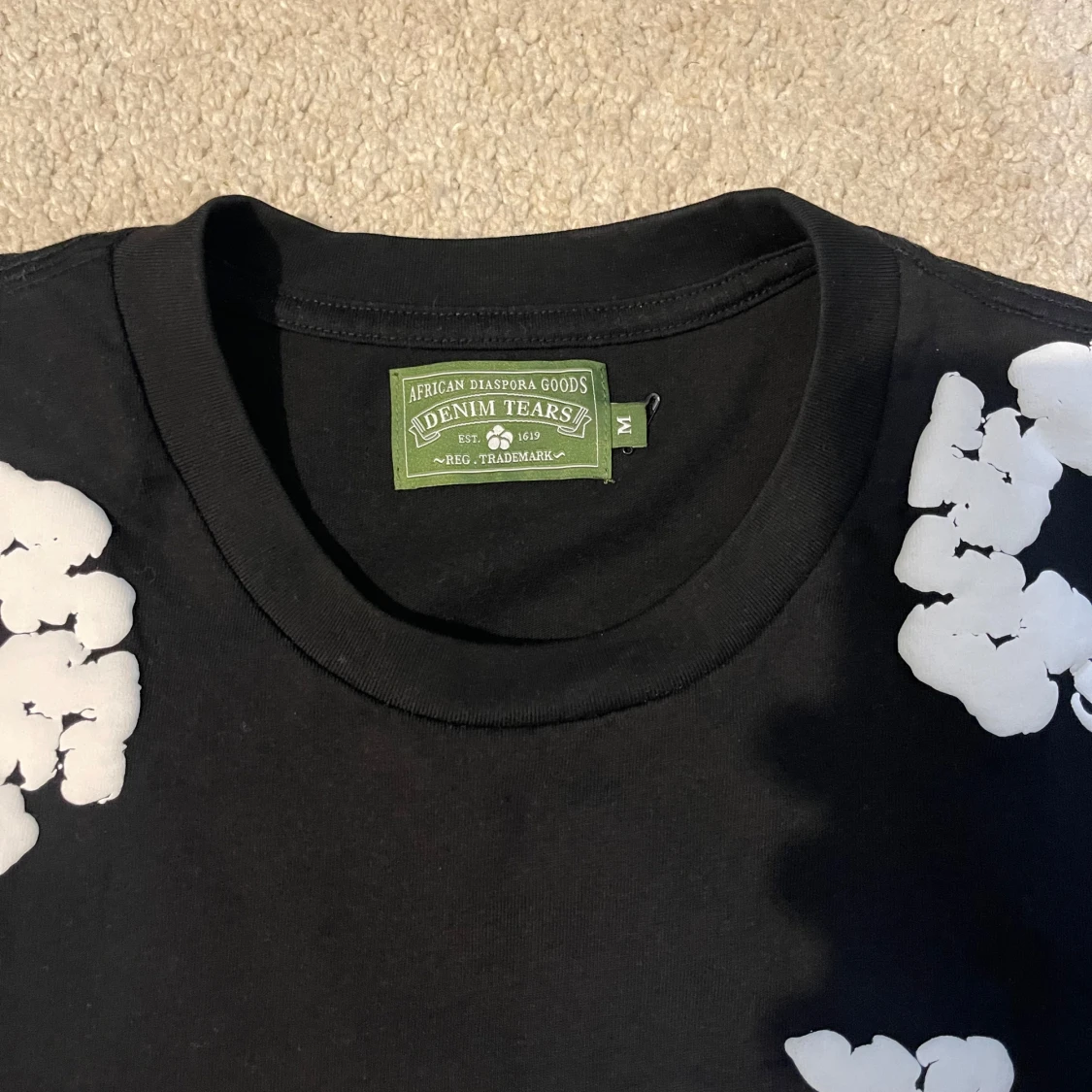 Svart t-shirt med vita blommor Denim Tears - 1