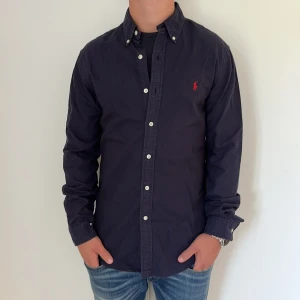 Ralph Lauren skjorta slim fit  - Ralph Lauren | Mycket bra skick | Size - M | Nypris 1600 mitt pris 599 | Hör av dig vid minsta fråga eller fundering📩