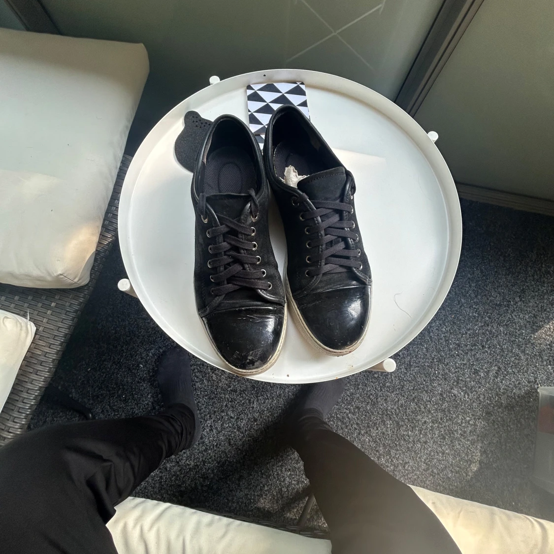 Svarta sneakers med mockadetaljer - 4