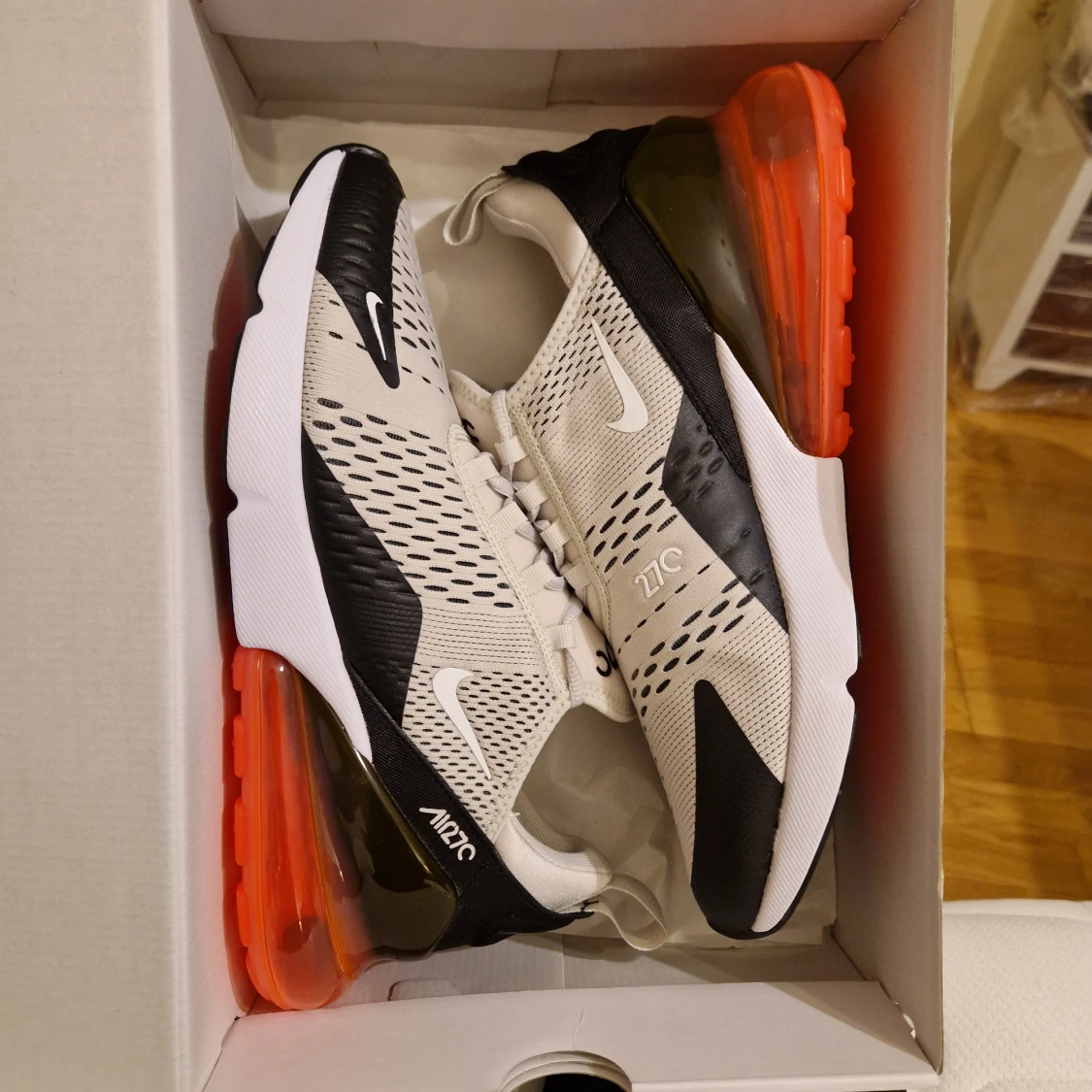 Oanvända Nike Air Max 270 EU44.5