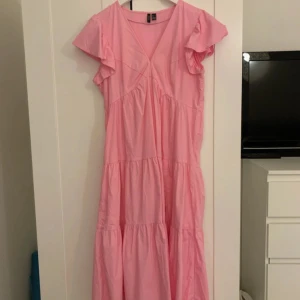 Rosa långklänning från Vero Moda - Säljer en ljusrosa långklänning från Vero Moda. Jag har sytt till den vid v-ringningen så jag tyckte att den var för djup på mig. Endast använd en gång💕