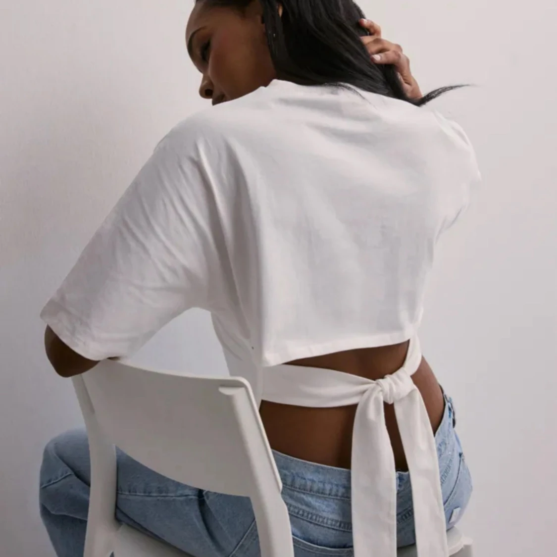 Vit croppad topp med knyt i ryggen