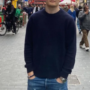 Samsoe cashmir tröja  - Svin snygg tröja från samsö köpt i London. Skick 9/10. Cashmir från samso så riktigt bra kvalitet. Storlek m men skulle säga mer s-m är själv 181 så passar nog runt där. Nypris 2900 (första bilden är jag)