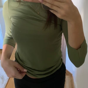 Trekvartsärm topp - Grön topp från Stradivarius. Inte använd. Skriv gärna prisförslag😊