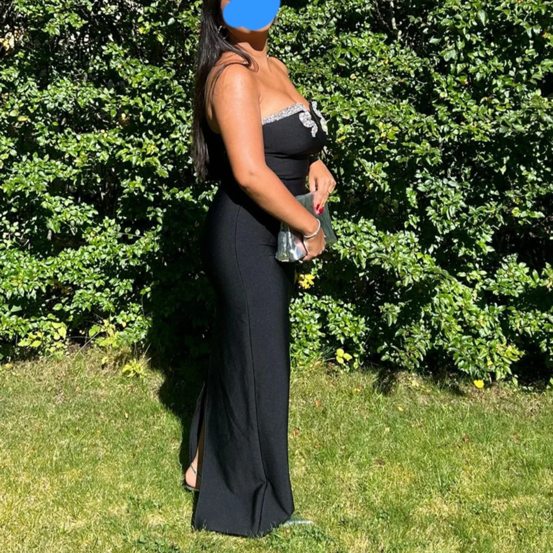 Svart långklänning med paljettdetaljer - 2