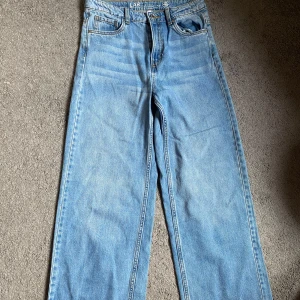 Blå wide jeans från LAB Industries - Snygga ljusblå jeans från LAB Industries i storlek 164, högmidjade. Modellen har raka och breda ben med klassisk femficksdesign och knappstängning. Jeansen är tillverkade i jeansmaterial och har en cool, avslappnad vibe som passar perfekt till sneakers och hoodie.